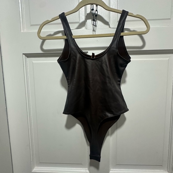 SKIMS chocolate brown wet jersey bodysuit faux leather size XXS NWT - Picture 4 of 4